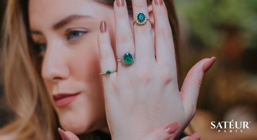 Smeraldi sulla mano dell'anello di fidanzamento